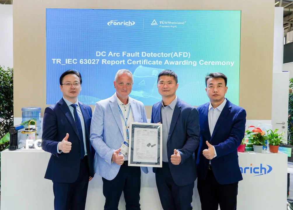 รอบปฐมทัศน์โลก! บริษัท ฟอนริช New Energy และ TÜV Rheinland ร่วมกันเผยแพร่ 'เอกสารไวท์เปเปอร์เกี่ยวกับโซลูชันการป้องกันอาร์กไฟฟ้าโซลาร์เซลล์'